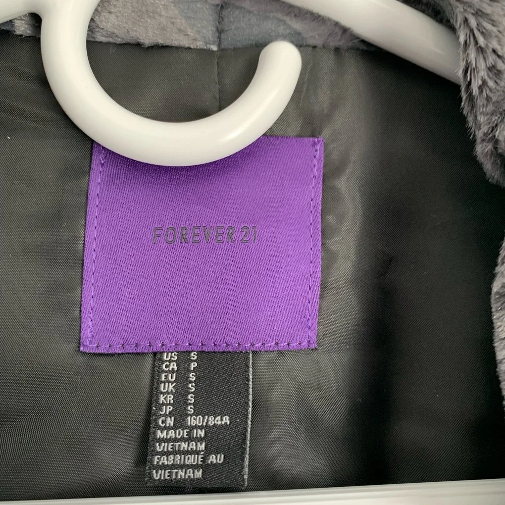 FOREVER 21 Gray Faux Fur Zebra Print Cropped Jacket size small - Picture 6 of 8